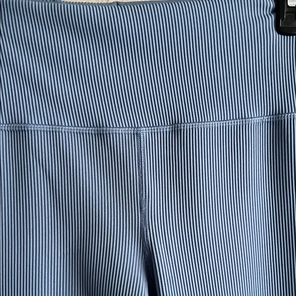 Like New! Athleta Elation Rib Tight Blue Leggings in Size M